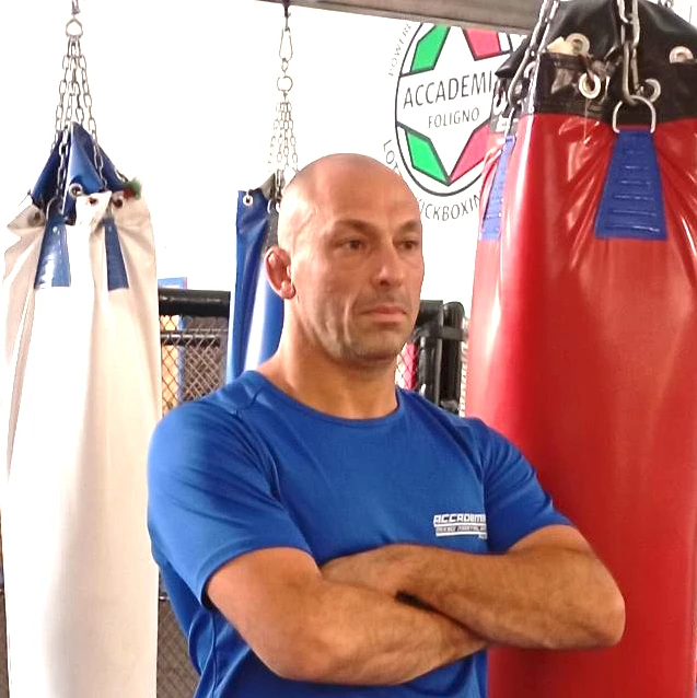 Nicola Maria Gradassi in palestra, a braccia conserte davanti ai sacchi da boxe